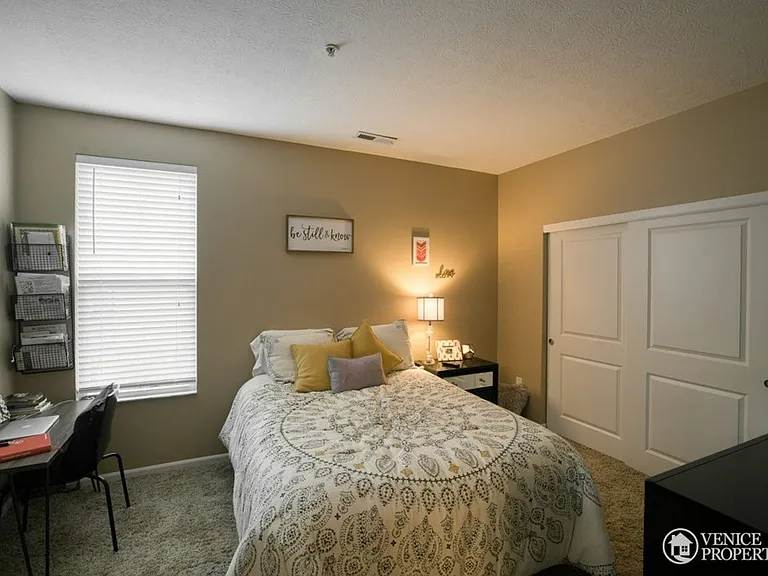 Two Bedroom with Garage near Grandview — Photo 7