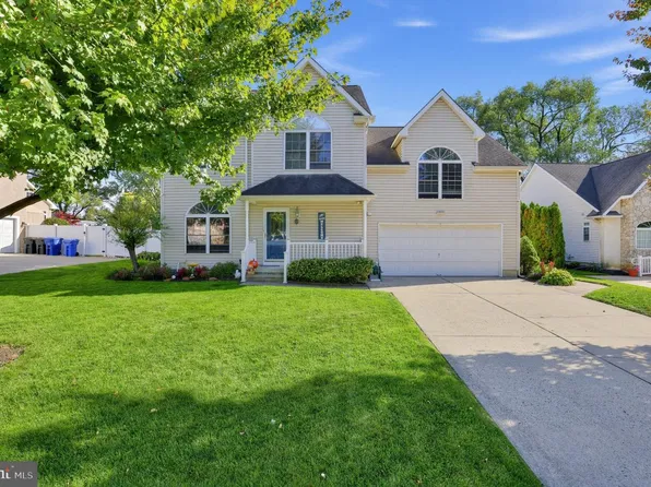 6 Farm House Ln, Maple Shade, NJ 08052