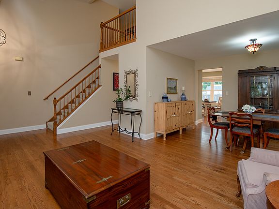 4th image of 349 Dorchester Ln