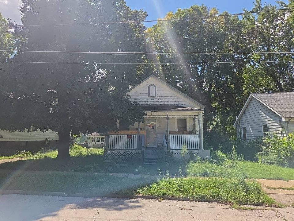 1st image of 924 W Grove St