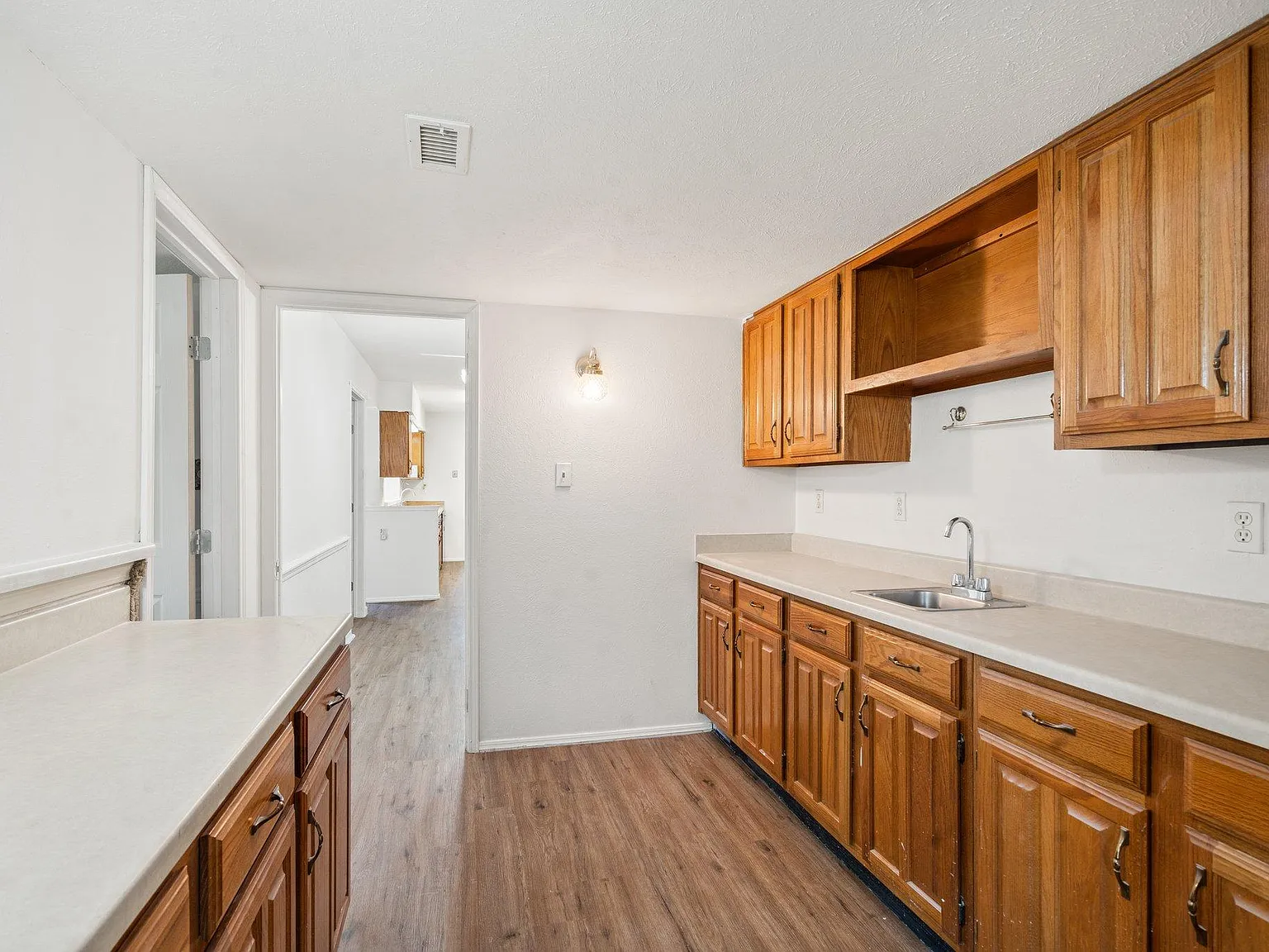 4 bed, 2.5 bath, 2000 sqft, $841 — Photo 4