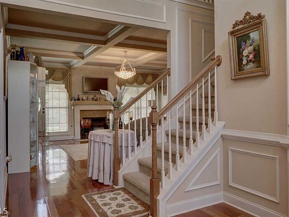 3rd image of 8121 Powhattan Ct