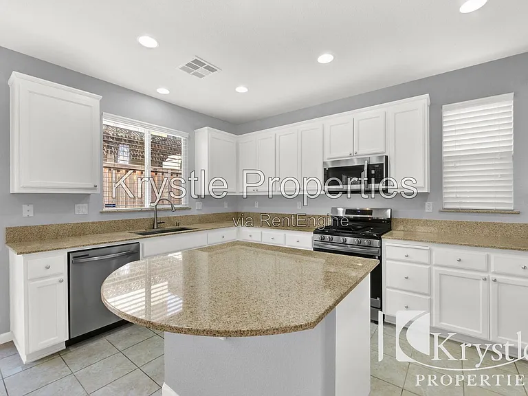 1649 Roma Dr — Photo 12