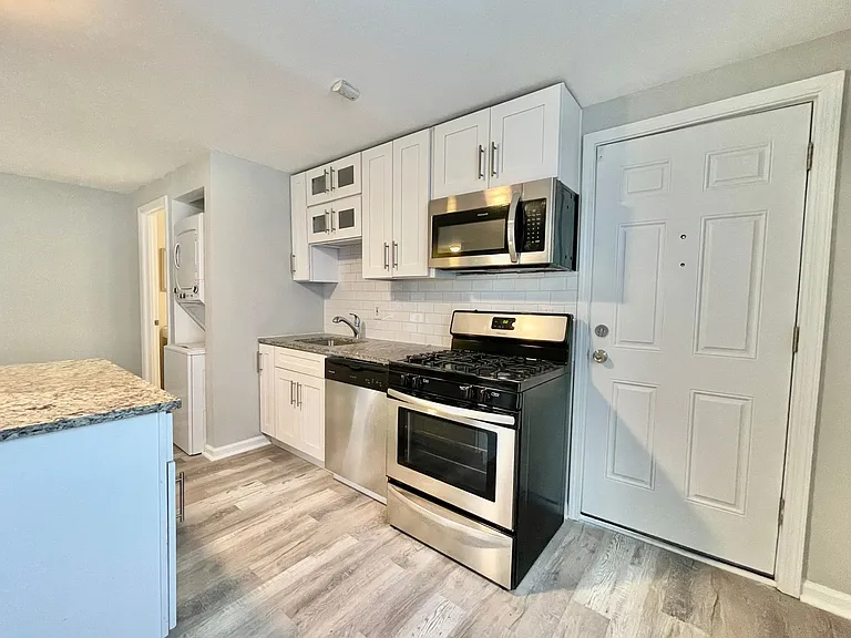 2424 W Iowa St — Photo 17