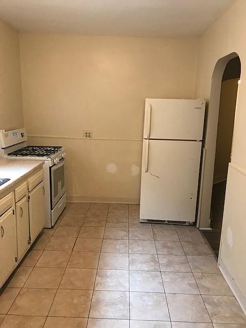 2nd image of 35 Alexis St