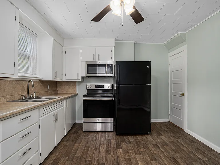 6 Boys Ave — Photo 11