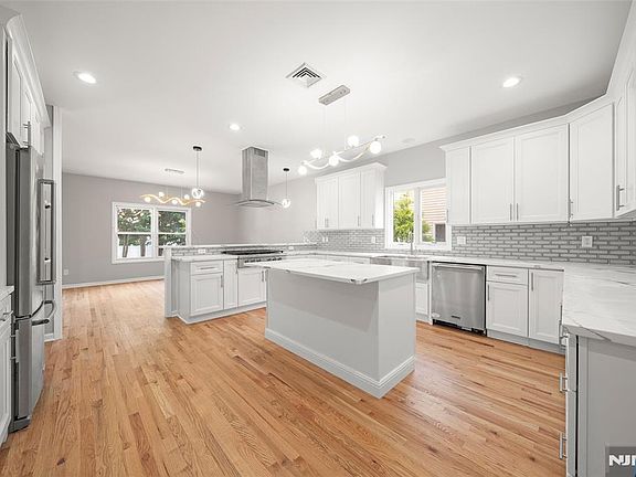5th image of 15 Laurel Avenue