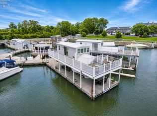 1805 W Lakeshore Dr, Port Clinton, OH 43452