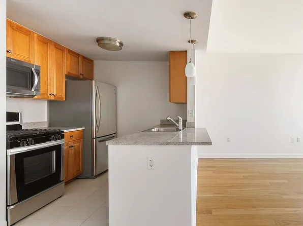 425 Main St APT 12B, New York, NY 10044