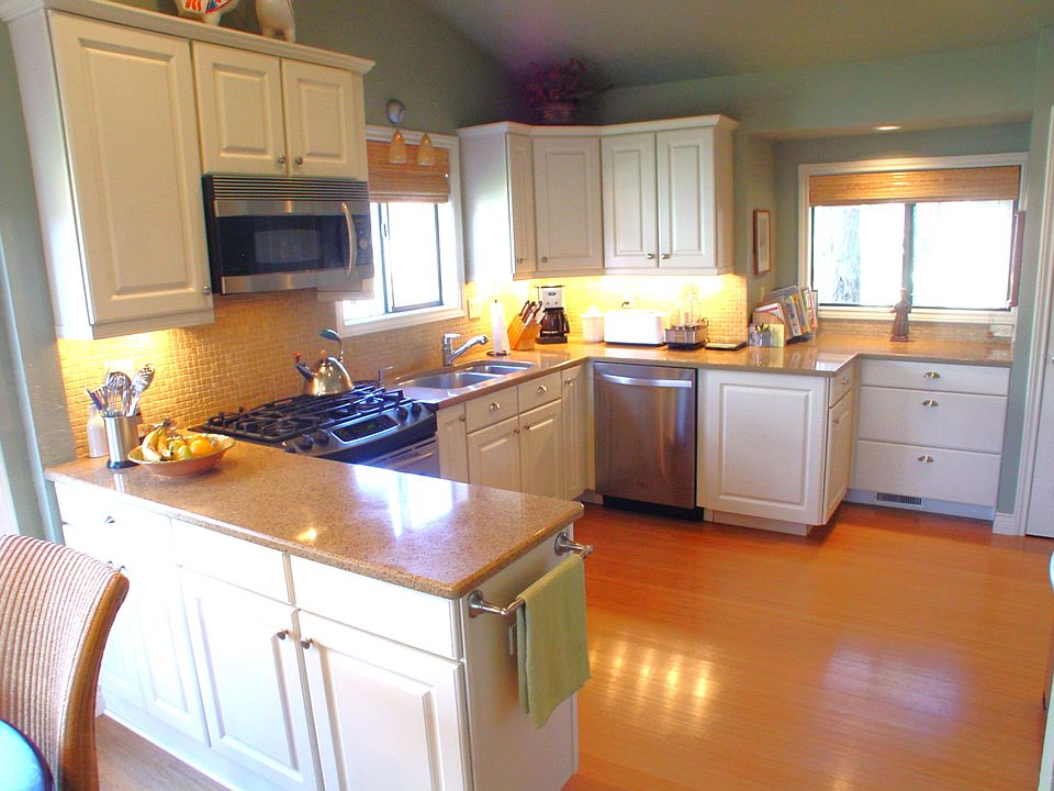 Gorgeous Remodeled Kitchen with Vaulted Ceilings!