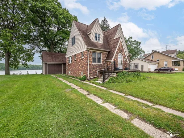 27145 James Ave, Flat Rock, MI 48134