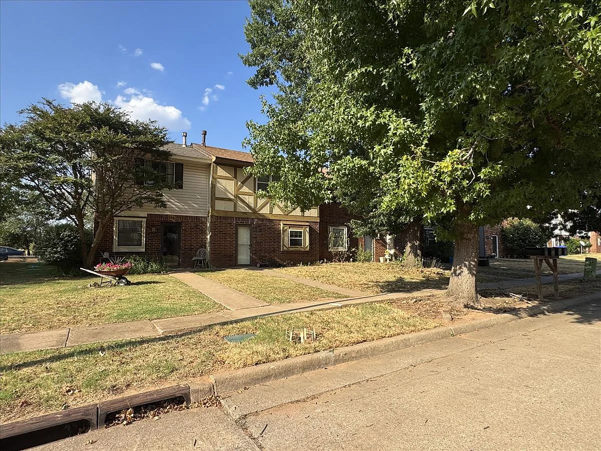 2 bed, 1.5 bath, 1200 sqft, $1,300 — Photo 2
