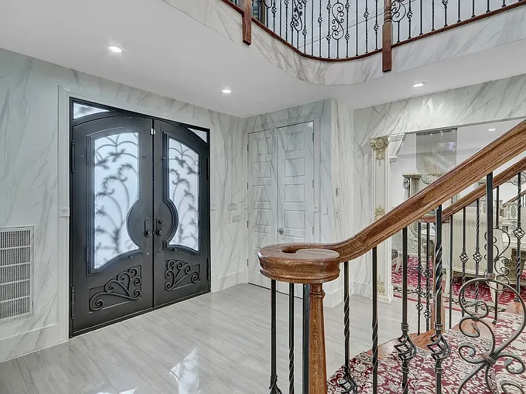 120 Majestic Dr — Photo 2