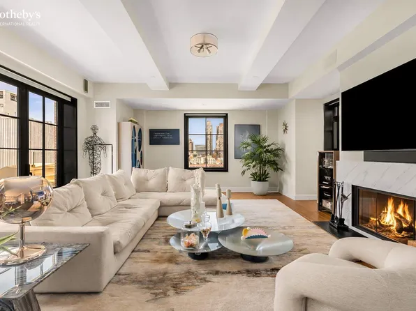 425 West 50th Street image 1 of 15