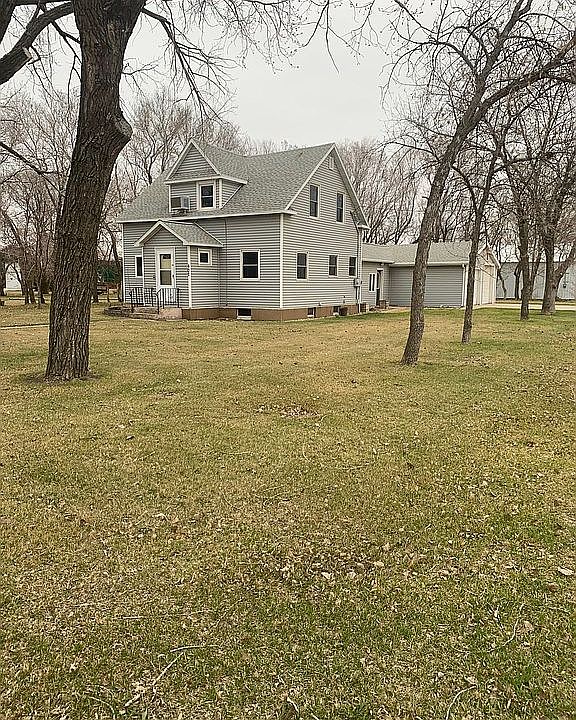 1st image of 402 3rd Ave NE