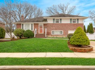 15 Lourae Dr, Massapequa Park, NY 11762