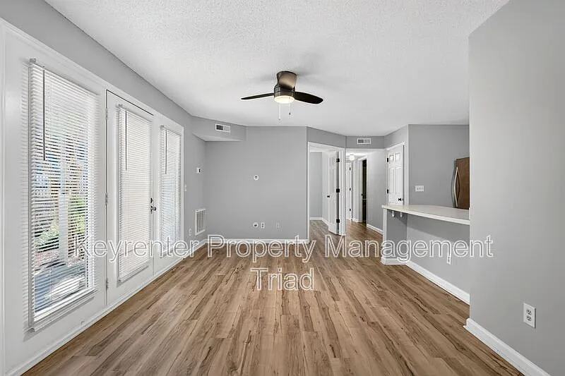 2 bed, 2.0 bath, 970 sqft, $1,295 — Photo 4