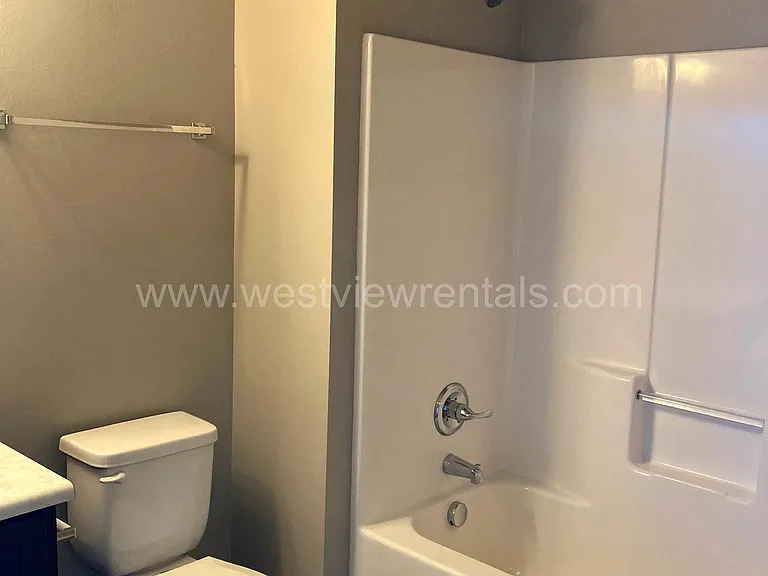 203 E Laurel St — Photo 113