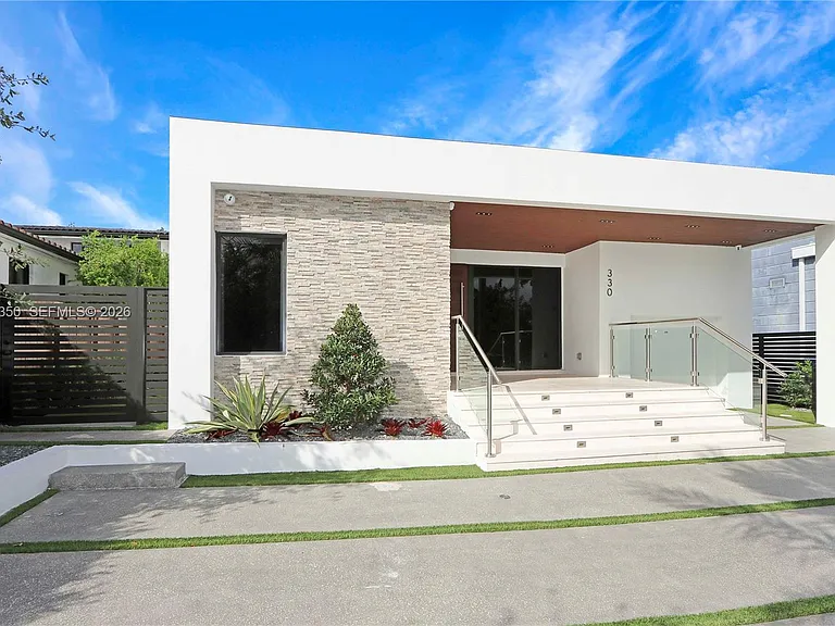 330 SW 19th Rd — Photo 3