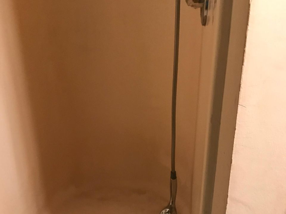 shower/ NO tub