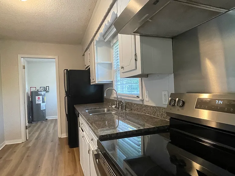 421 E Lakeside Dr — Photo 7