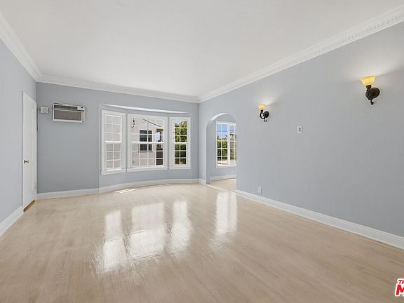 3rd image of 437 N Genesee Ave #1/2