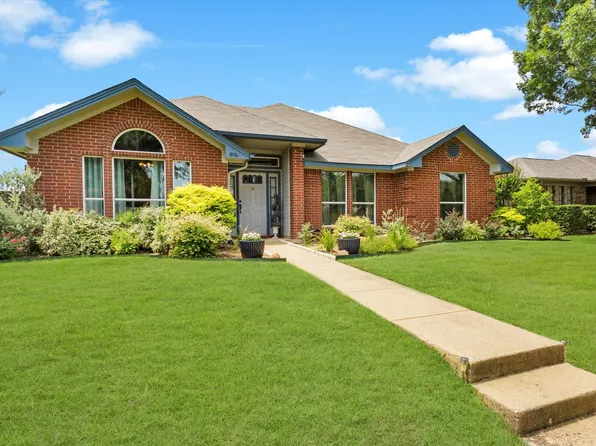 806 Red Oak Dr, Lewisville, TX 75067