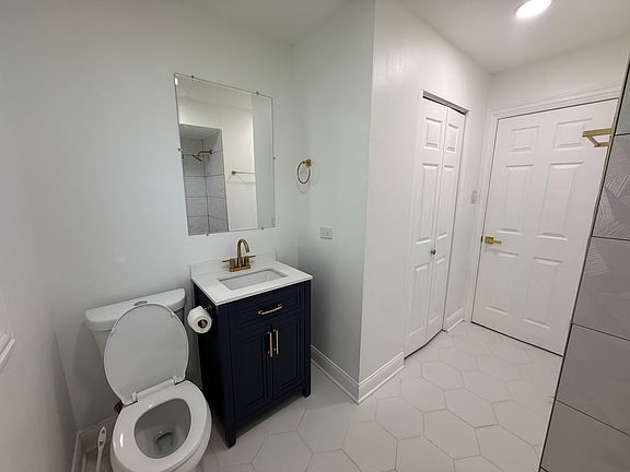 3rd image of 698 E Sibley Blvd