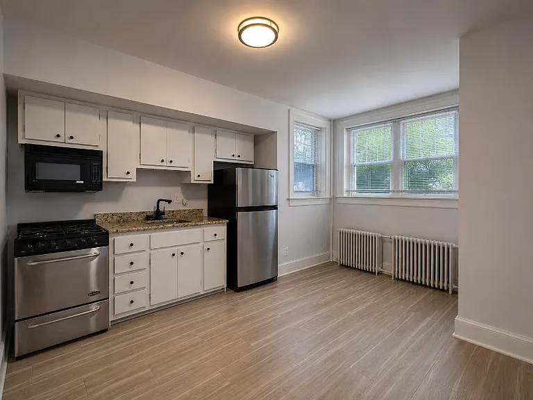635 G St SE #B — Photo 2