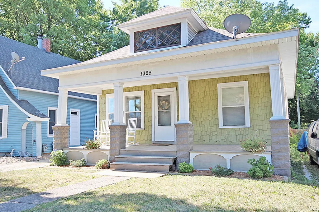 1325 W Forest Ave photo 1