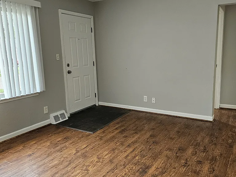 528 E Dallas Ave — Photo 4