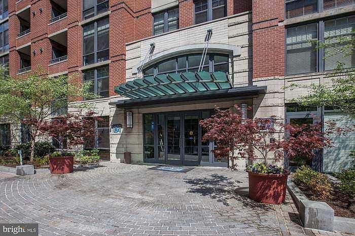 1st image of 1021 N Garfield St APT 330