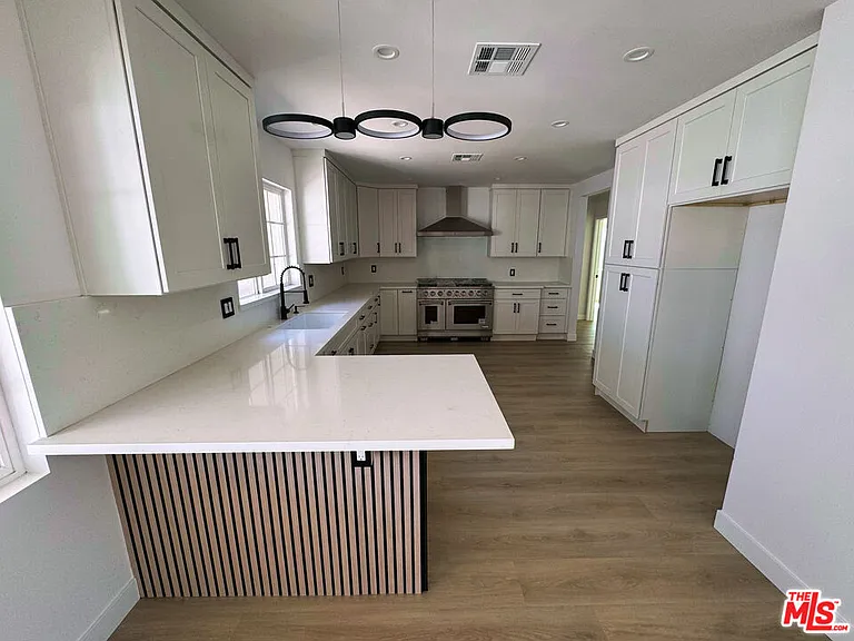 12748 Blythe St — Photo 3