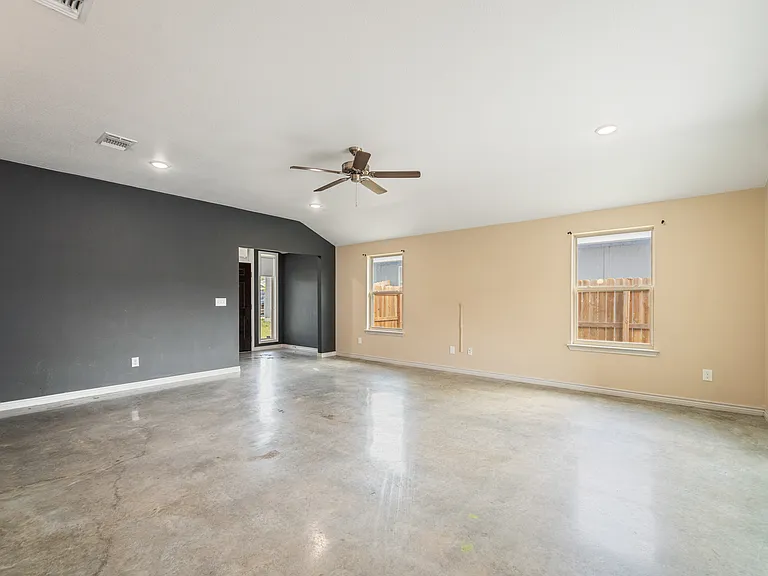 742 Freedom Cir — Photo 6