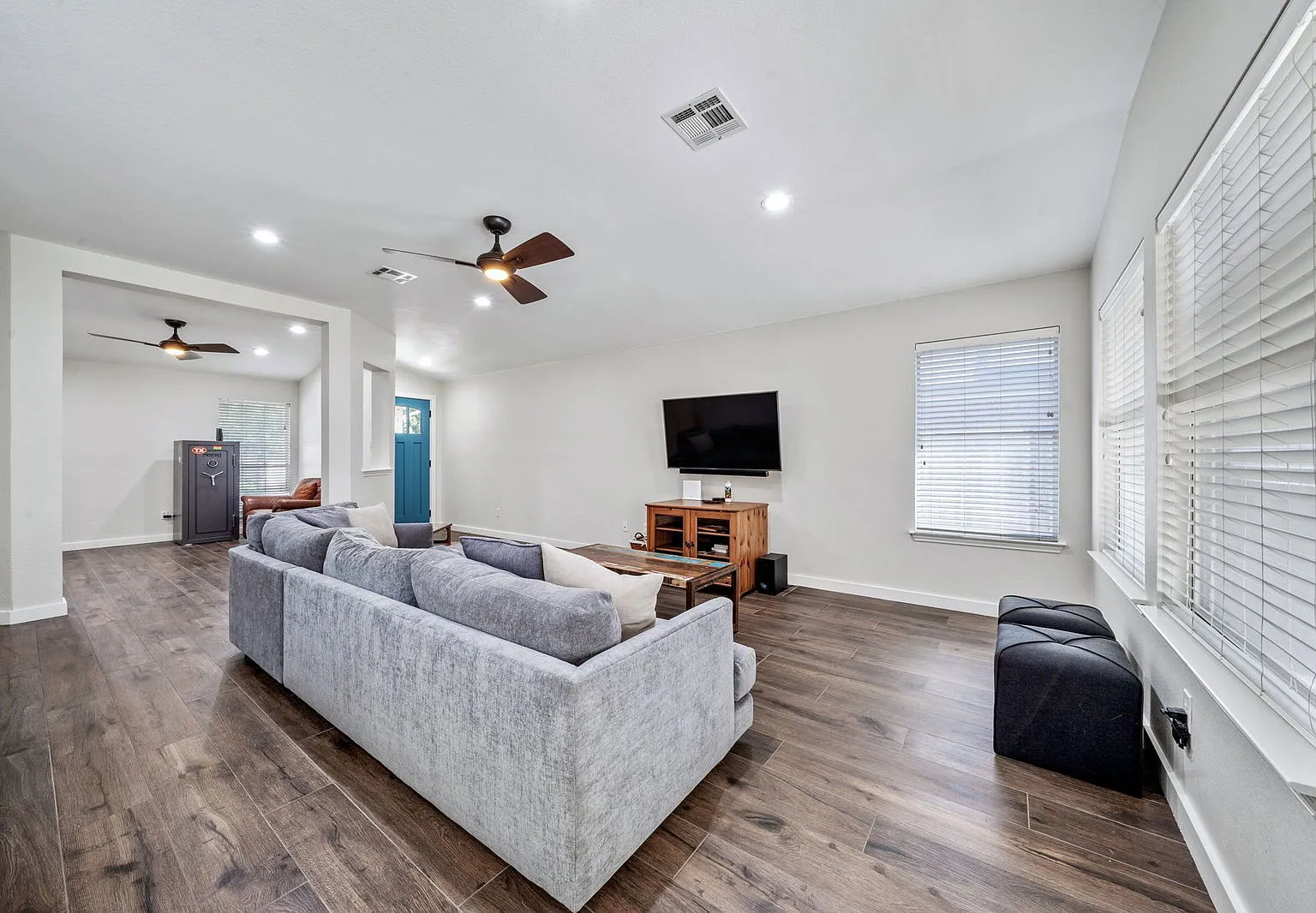 3 bed, 2.0 bath, 1695 sqft, $2,700 — Photo 2