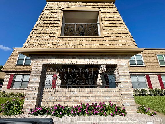 3rd image of 200 Saint Andrews Blvd APT 2204