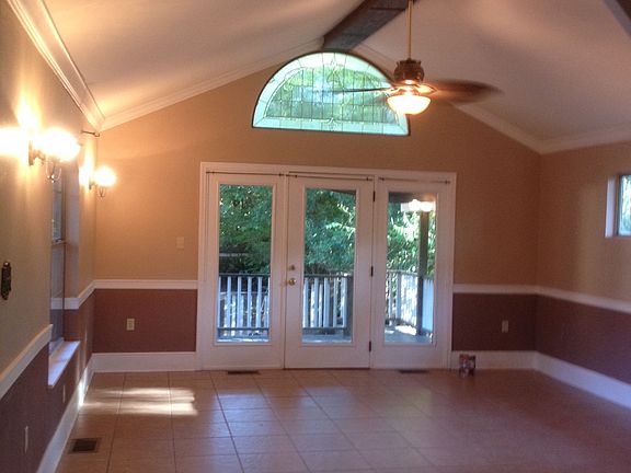 4th image of 323 Gladstone Blvd