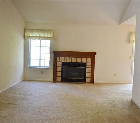 4th image of 18355 Crownhill Dr