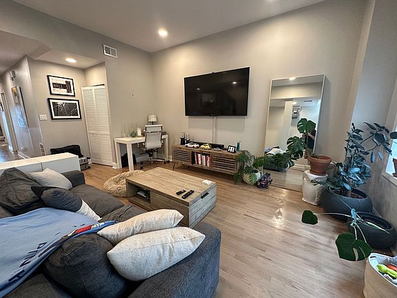 3rd image of 1038 N Wood St APT 1