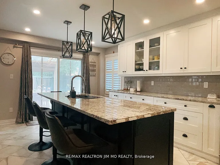 60 Silverbirch Pl — Photo 10