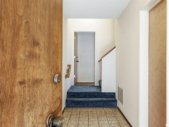 4th image of 14 Knott Ct