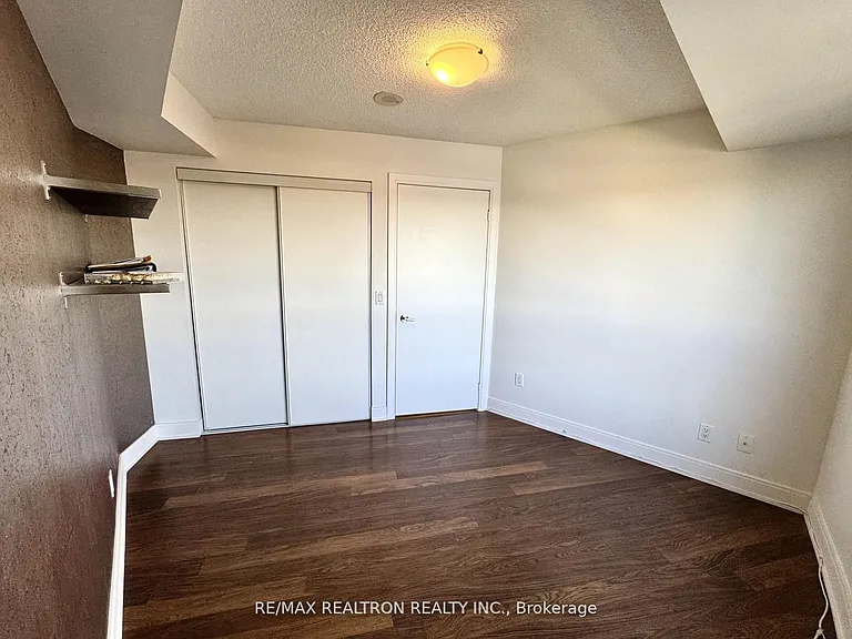 135 Village Green Sq #824 — Photo 19