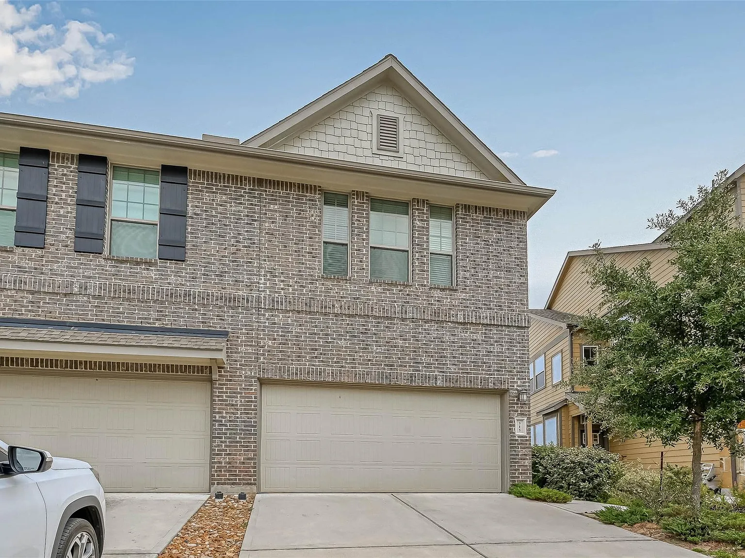 3 bed, 2.5 bath, 1870 sqft, $2,100 — Photo 2