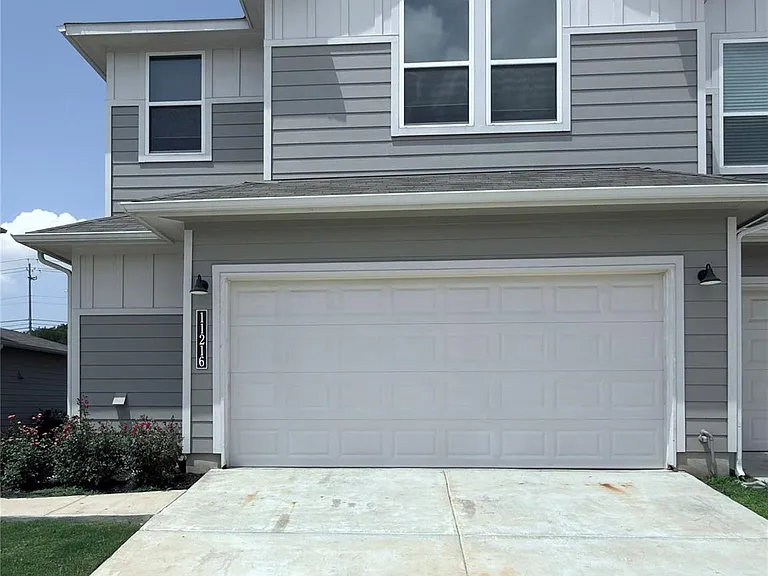 11216 Gadsen Ln — Photo 2