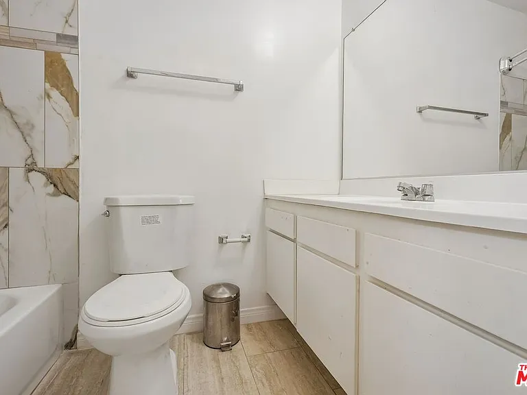 530 S Barrington Ave #110 — Photo 23