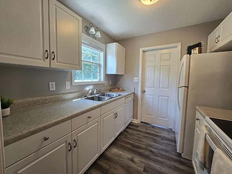 460 Caney Ln — Photo 8