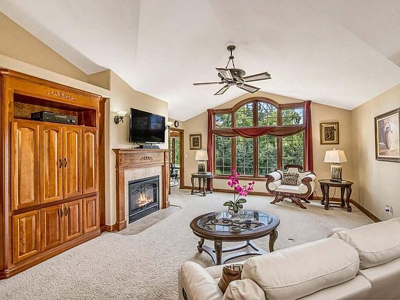 Warm & Inviting Living Room - Gas Fireplace & Vaulted Ceilings