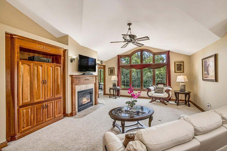 Warm & Inviting Living Room - Gas Fireplace & Vaulted Ceilings