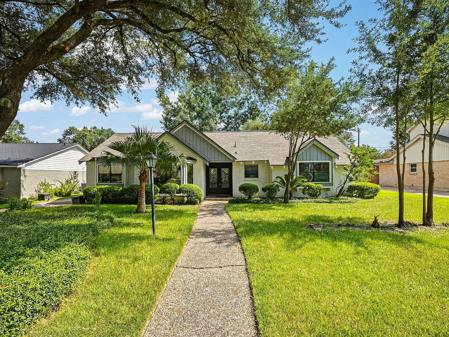 4 bed, 2.5 bath, 2279 sqft, $3,100 — Photo 2