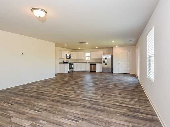 4th image of 46 Oxford Ln